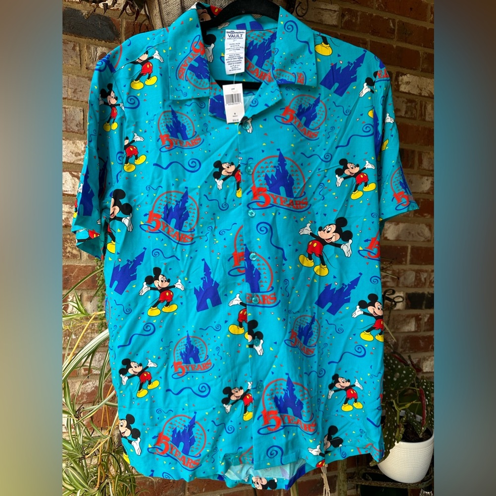 Walt Disney Vault men’s Hawaiian camp shirt size M